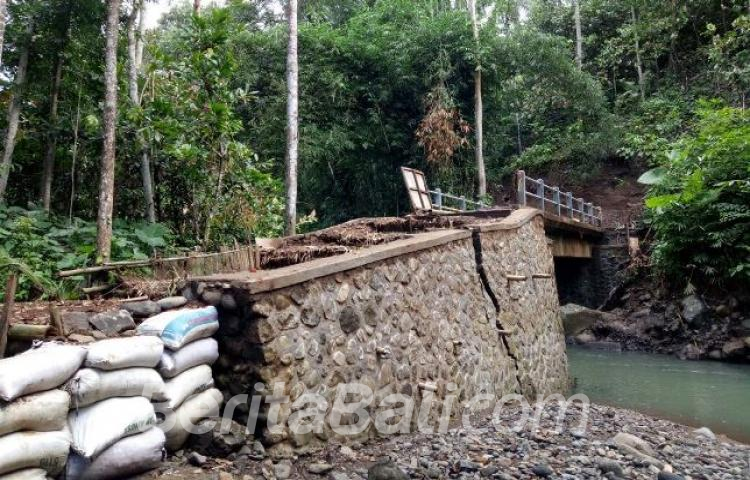 Dibangun Dengan Dana Rp 400 Juta Jembatan Penghubung Dua Desa Mulai Retak 