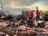 Kebakaran Gudang Rongsokan dan Baja di Peguyangan Diduga karena Korsleting LPJ