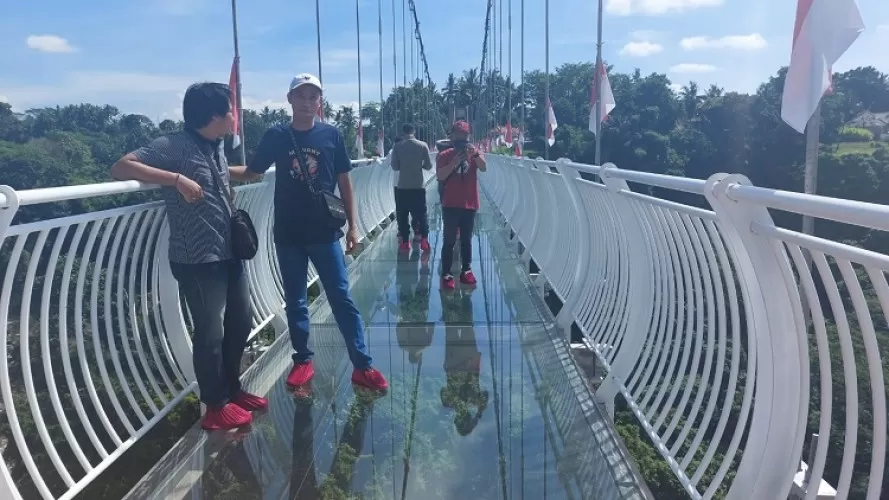 Resmi Beroperasi, Segini Harga Tiket Objek Wisata Jembatan Kaca Di ...